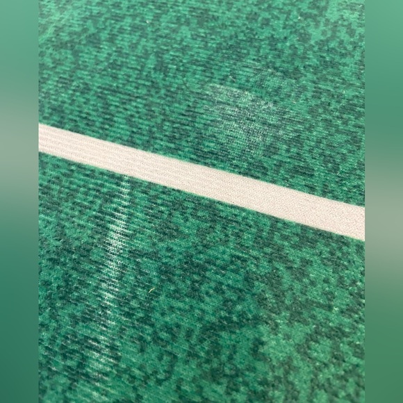 Shuffle Golf Indoor Putting Mat with Putter and 5 Golf Balls Included - Picture 3 of 8